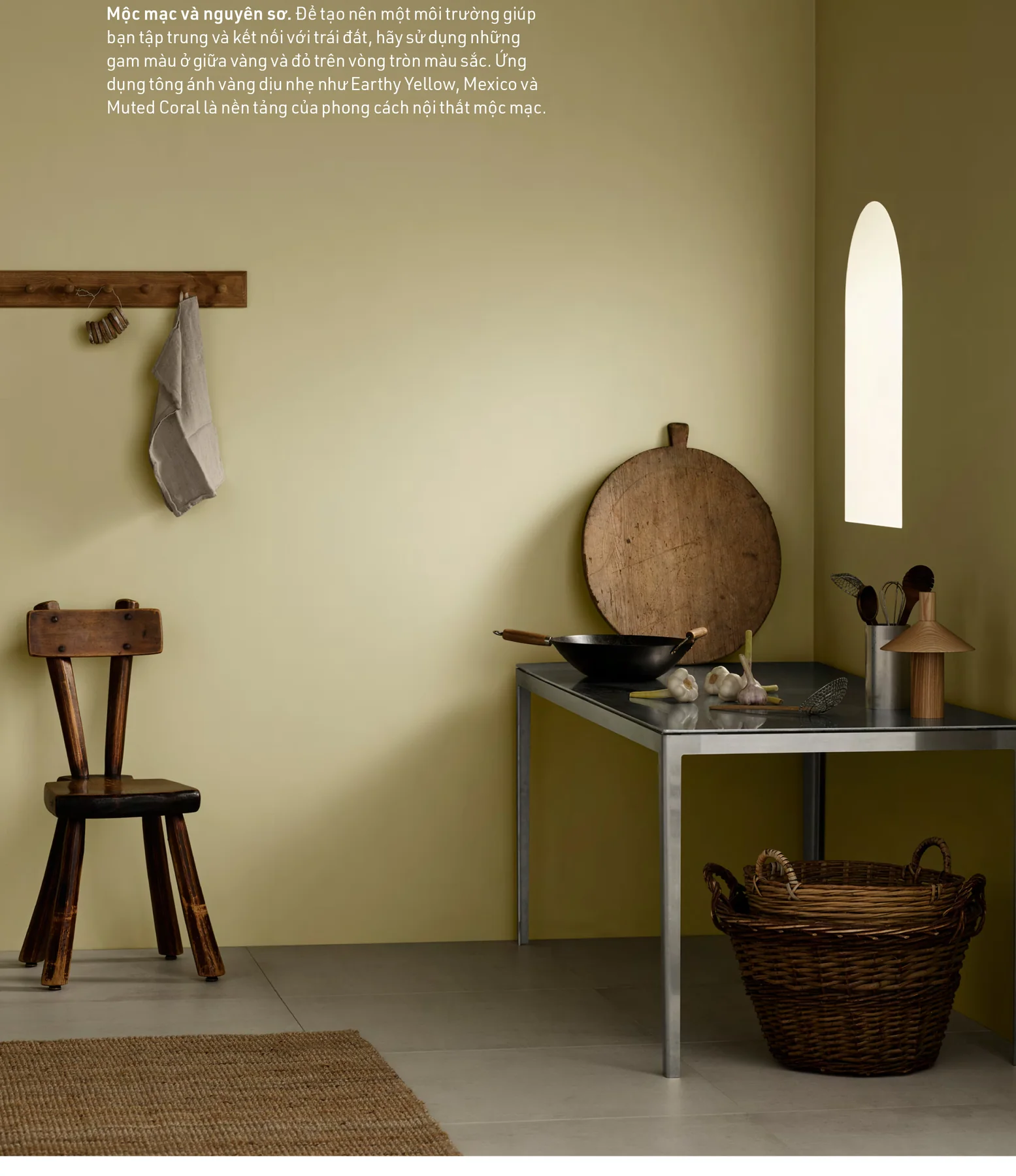 Không gian mộc với trần Mexico và tường Earthy Yellow