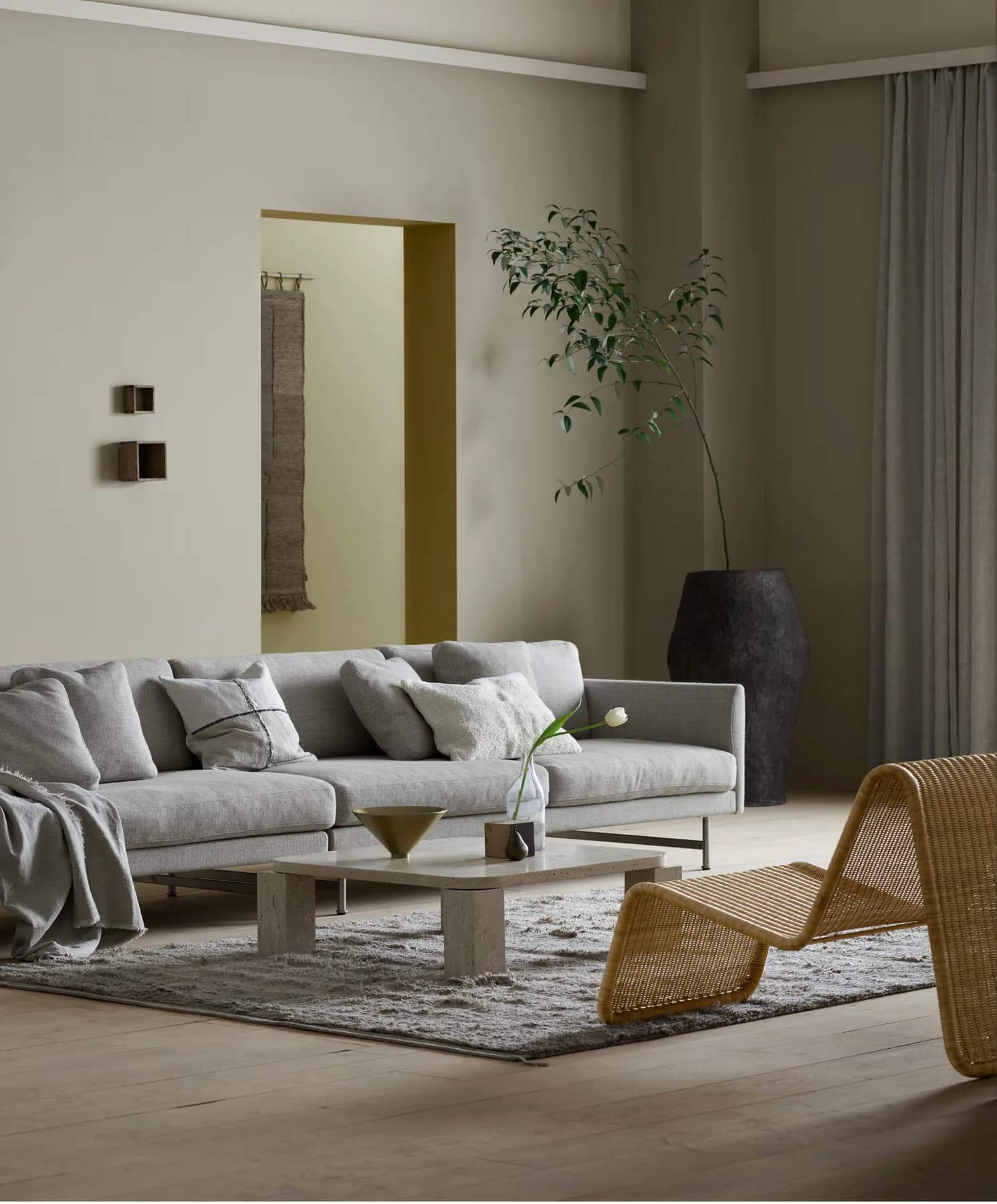 Phòng khách trung tính với Antwerp Beige, Soothing Beige và Earthy Yellow