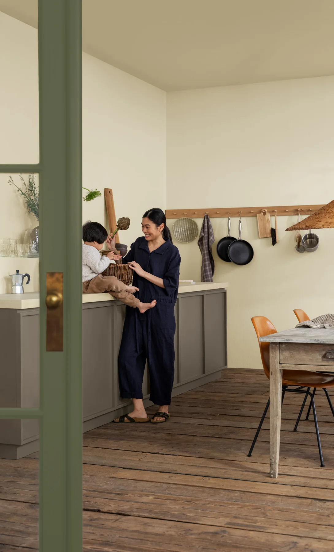 Bếp với Soft, Rustic Brown và Natural Green