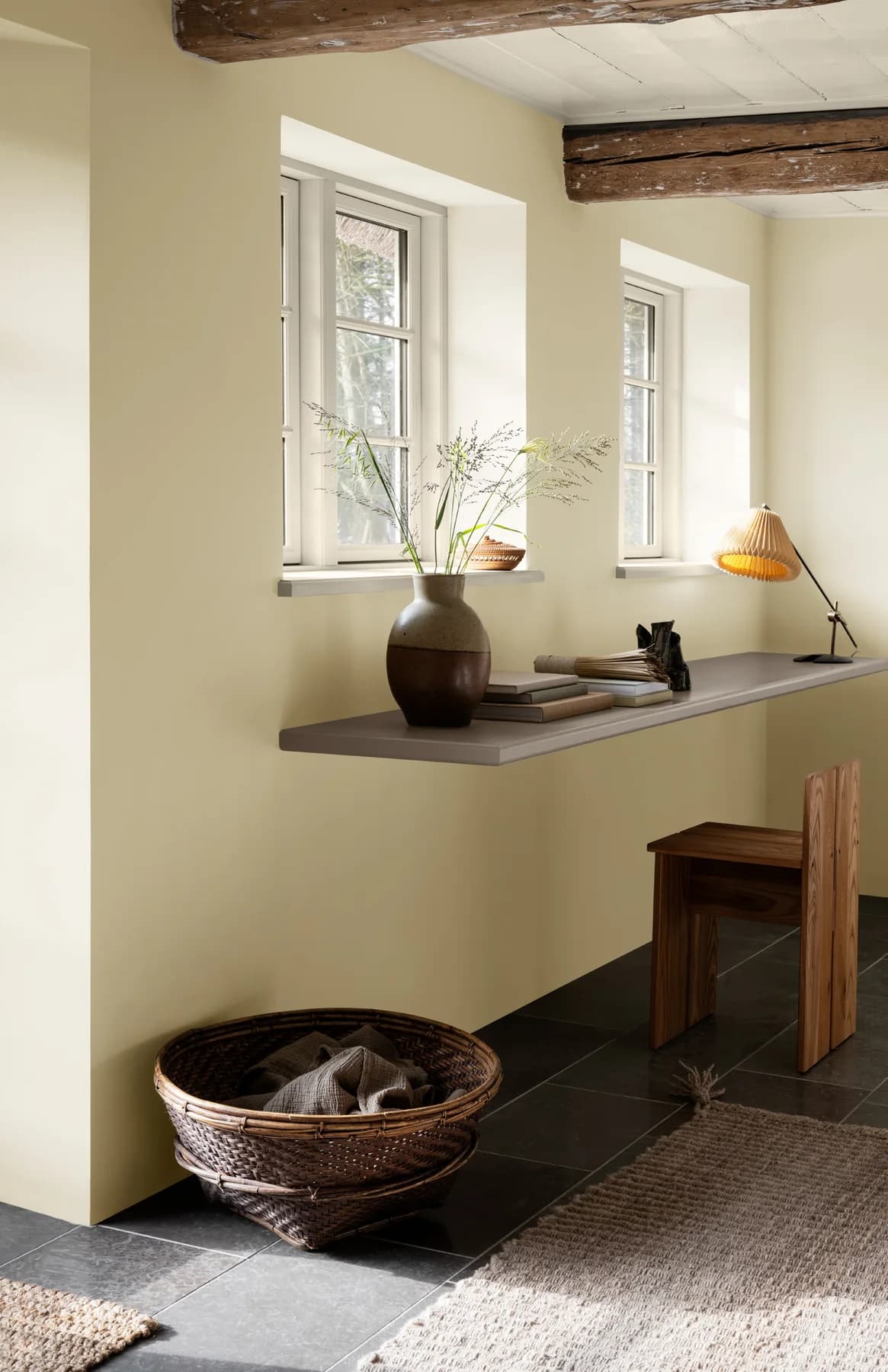 Phòng mộc với Soft, Rustic Brown và Contemporary White