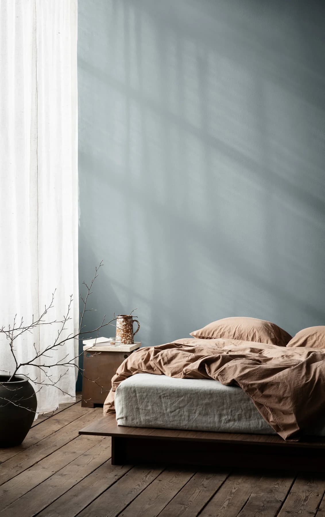 Phòng ngủ với tường xanh xám Iron Blue