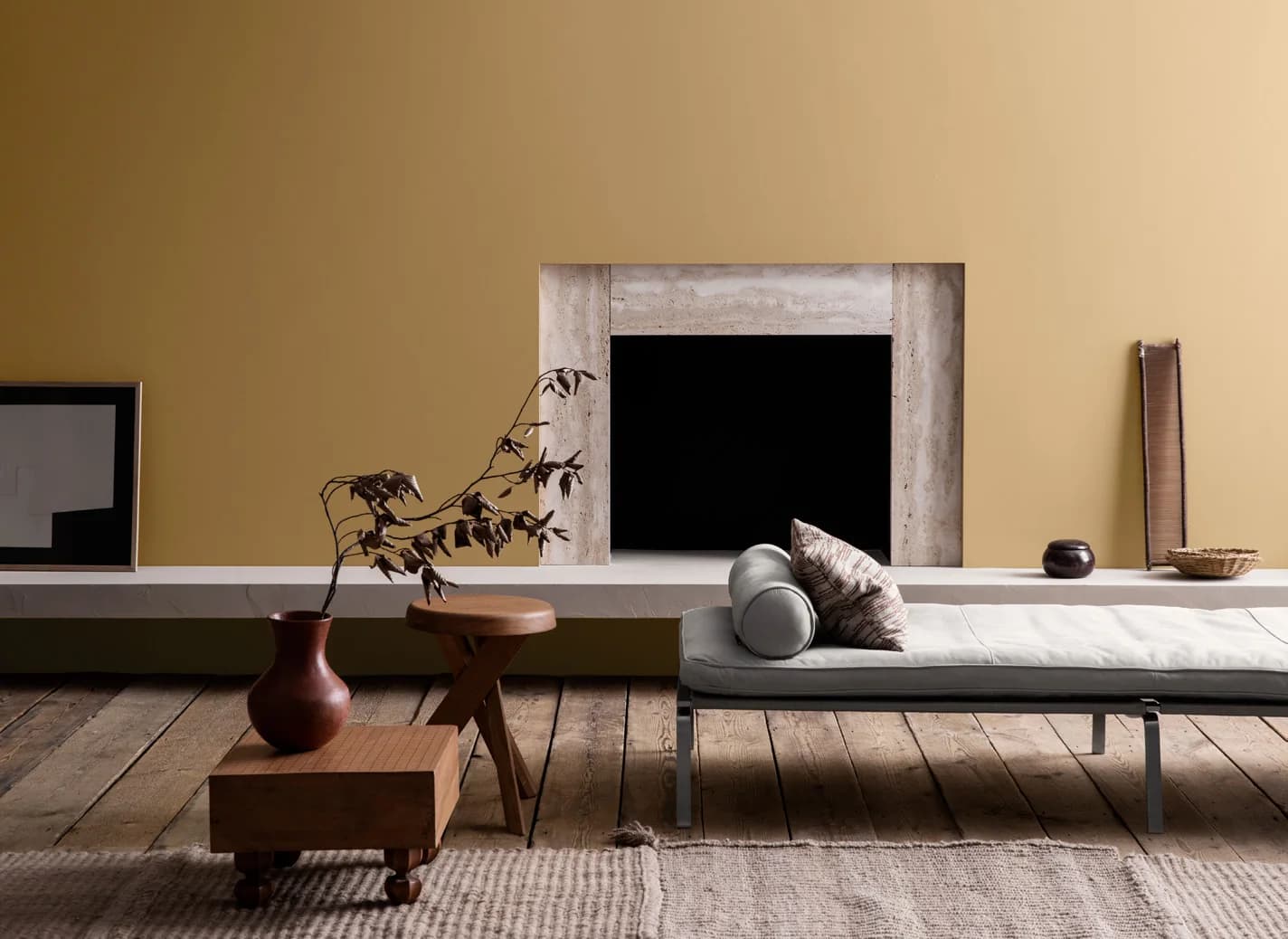 Phòng khách với bảng màu vàng nâu Caravan và Chalk Ochre