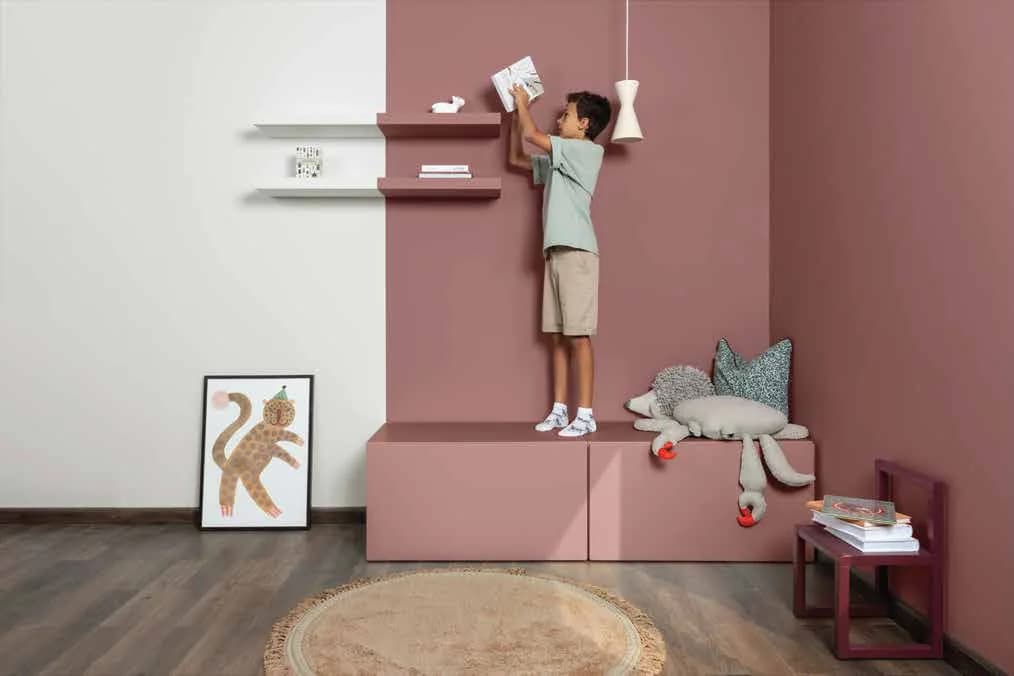 Phòng trẻ với tường Pink Clay và Oryx White