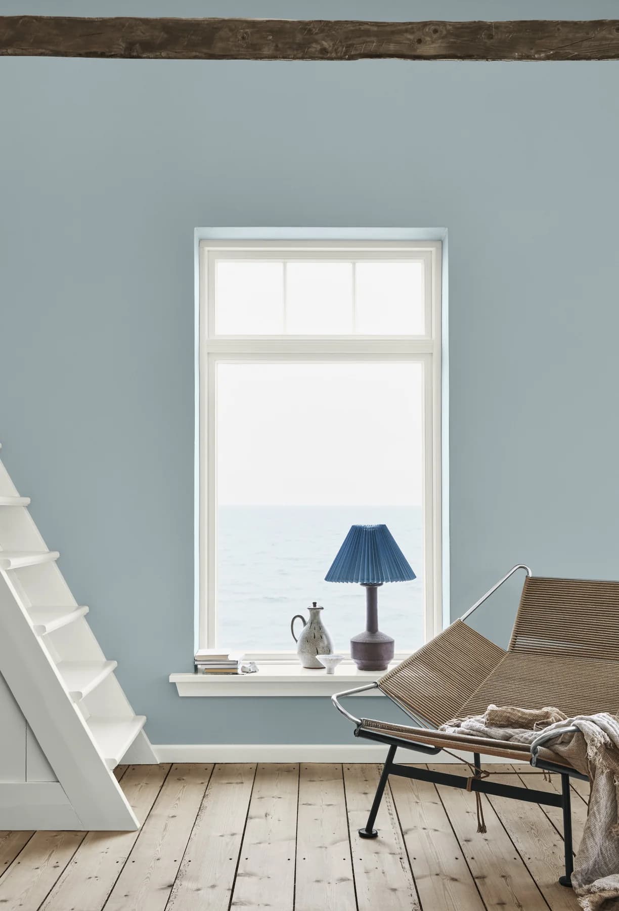 Phòng thư giãn với tường xanh Ocean Air và cầu thang trắng