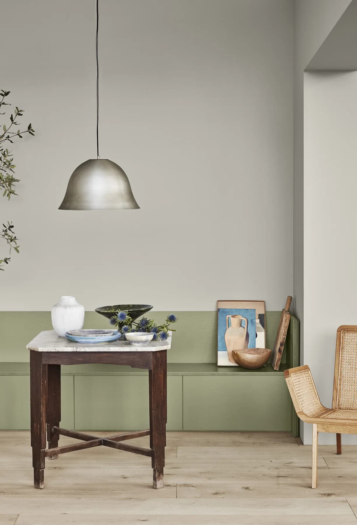 Góc ăn với tường xám Objective và ghế băng xanh Green Leaf