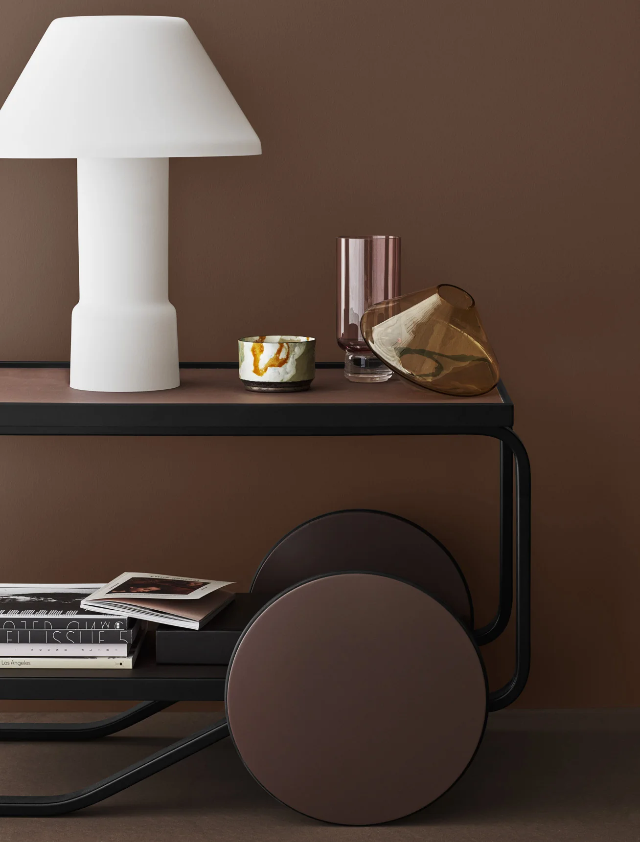 Góc trưng bày với tường nâu Vintage Brown và đồ thủy tinh