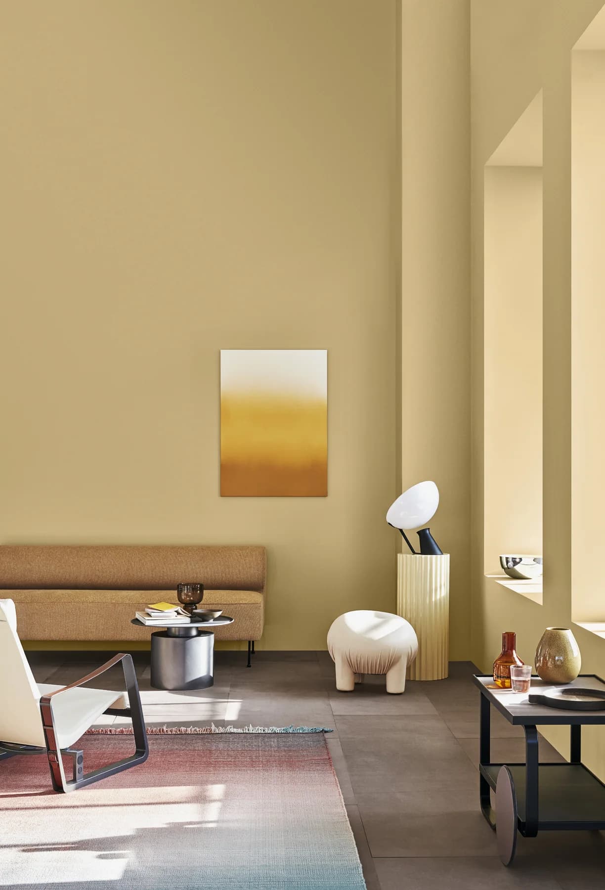Phòng khách màu vàng nhung Velvet với đồ nội thất hiện đại