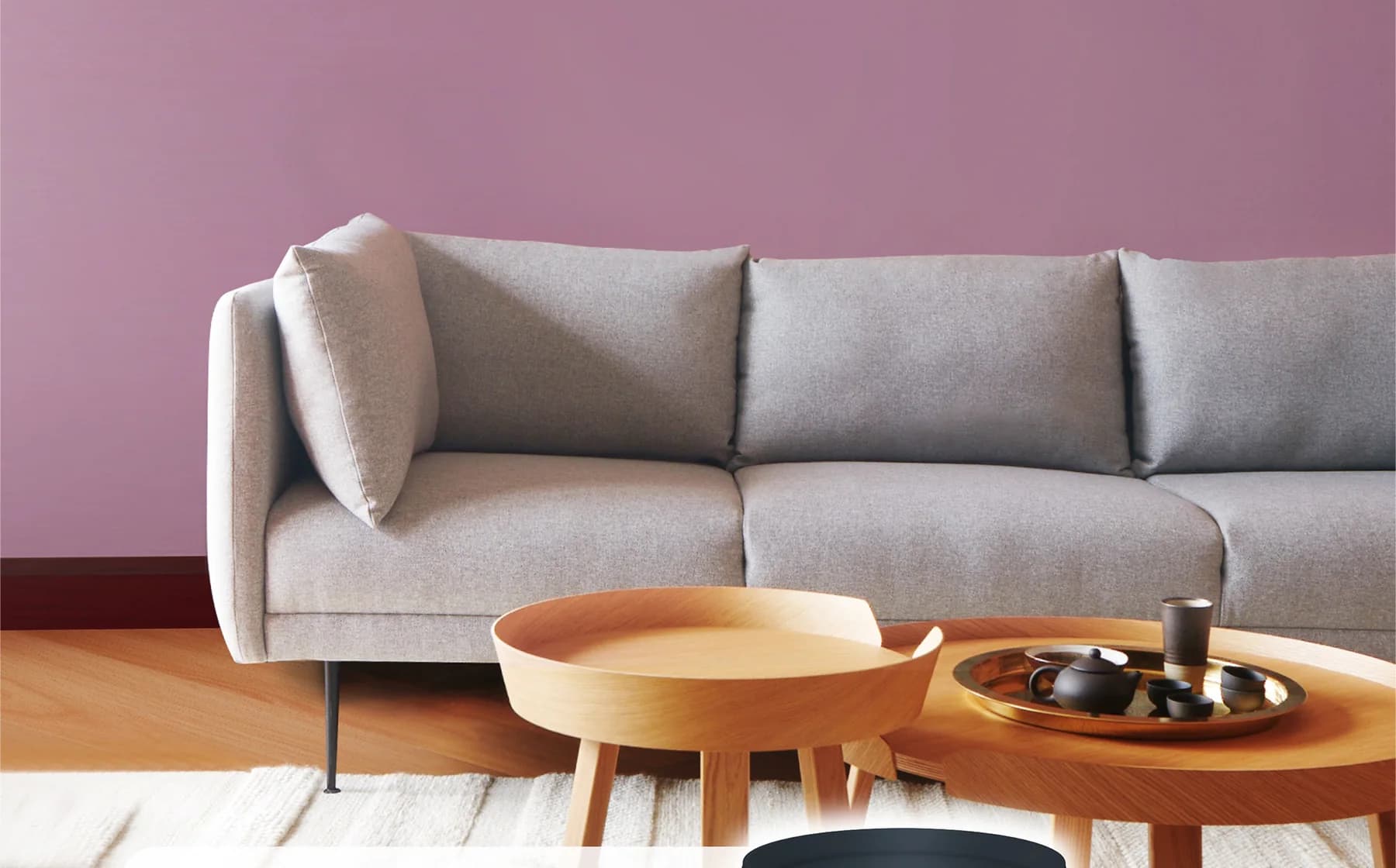 Sofa xám trước tường Berry Pink