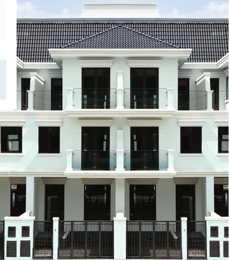 Mặt tiền nhiệt đới sáng với điểm nhấn xanh xám nhạt