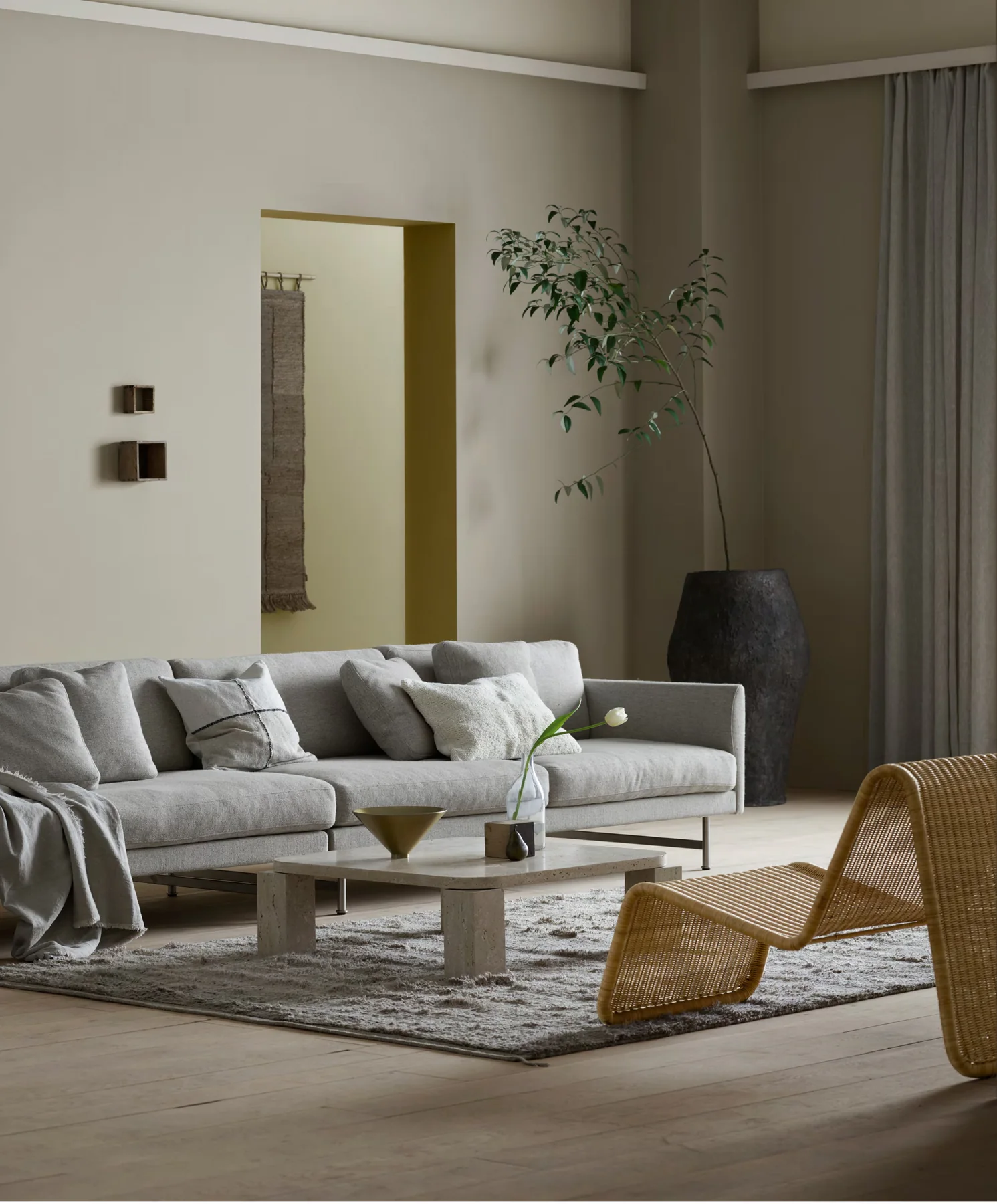 Phòng khách trung tính với Antwerp Beige, Soothing Beige và Earthy Yellow