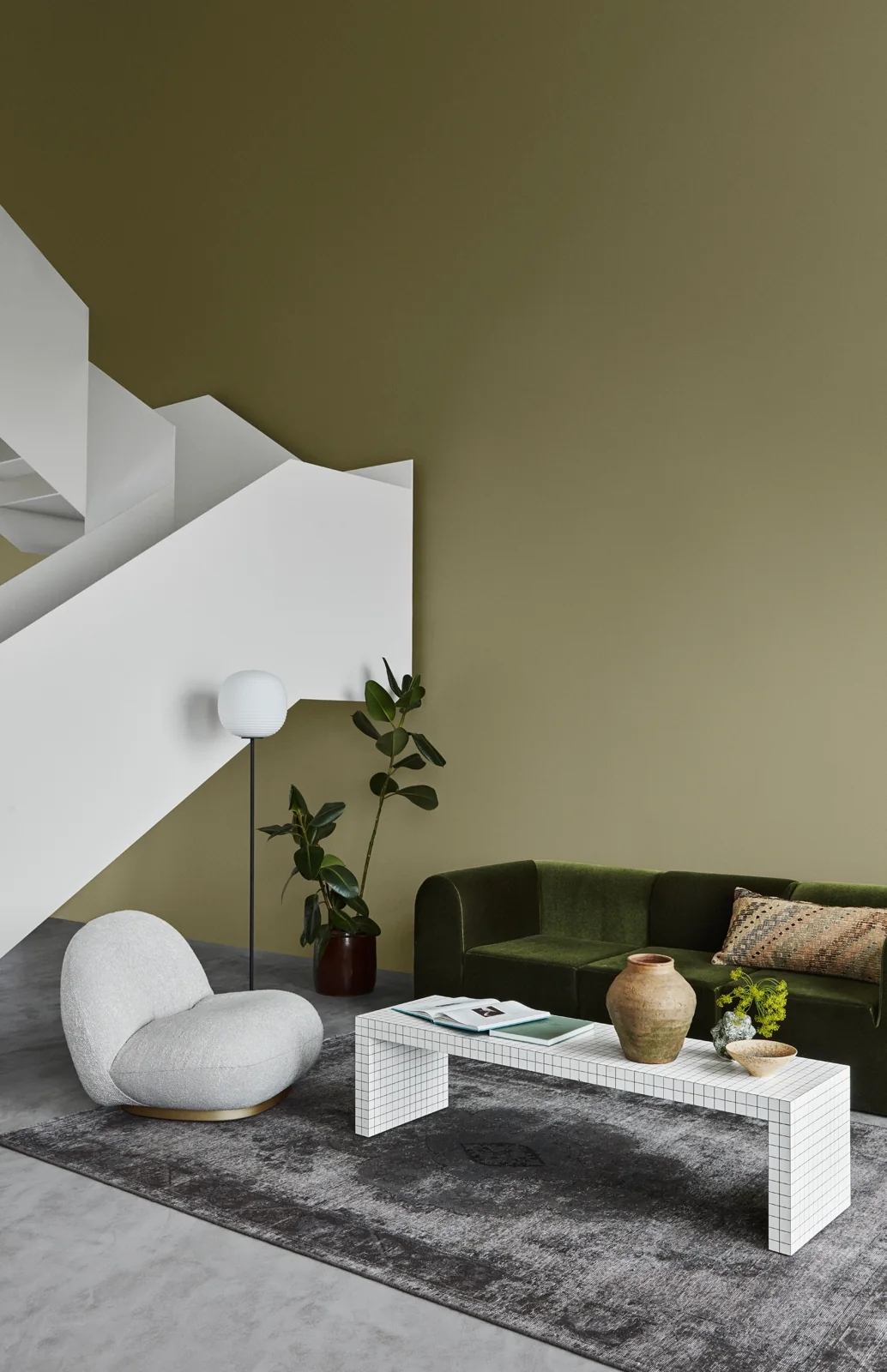 Không gian nội thất xanh ô liu trầm với sofa trắng