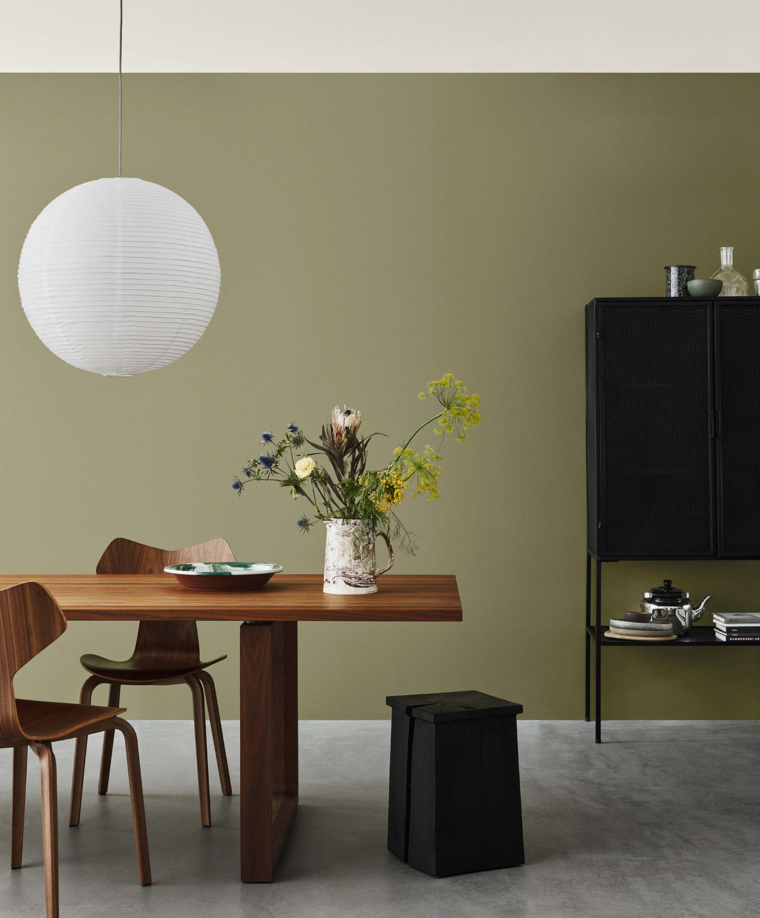 Phòng ăn với tường Local Green và phần trần Timeless