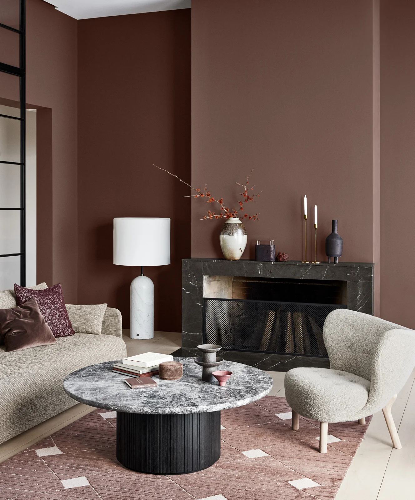 Phòng khách màu nâu hồng trầm với lò sưởi và sofa sáng