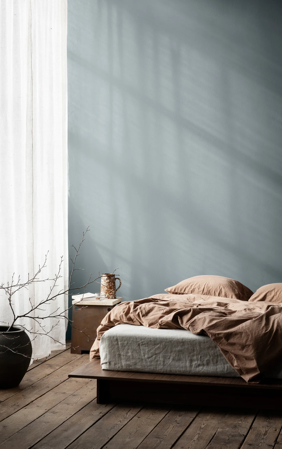 Phòng ngủ với tường xanh xám Iron Blue