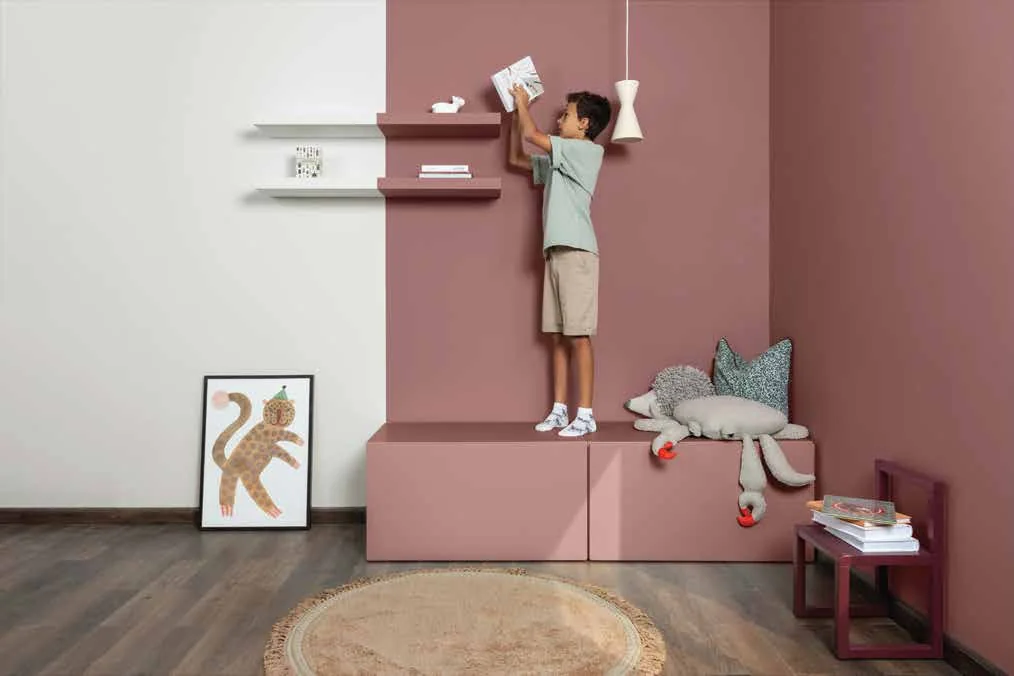 Phòng trẻ với tường Pink Clay và Oryx White