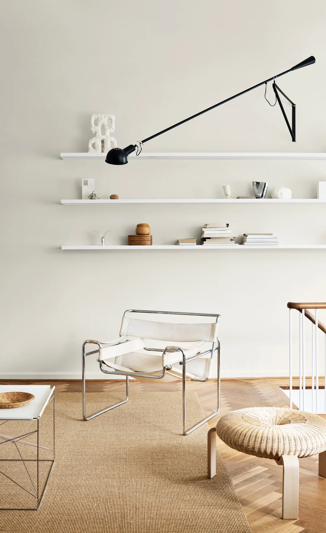 Phòng khách tối giản với tường Grey Touch và nội thất sáng