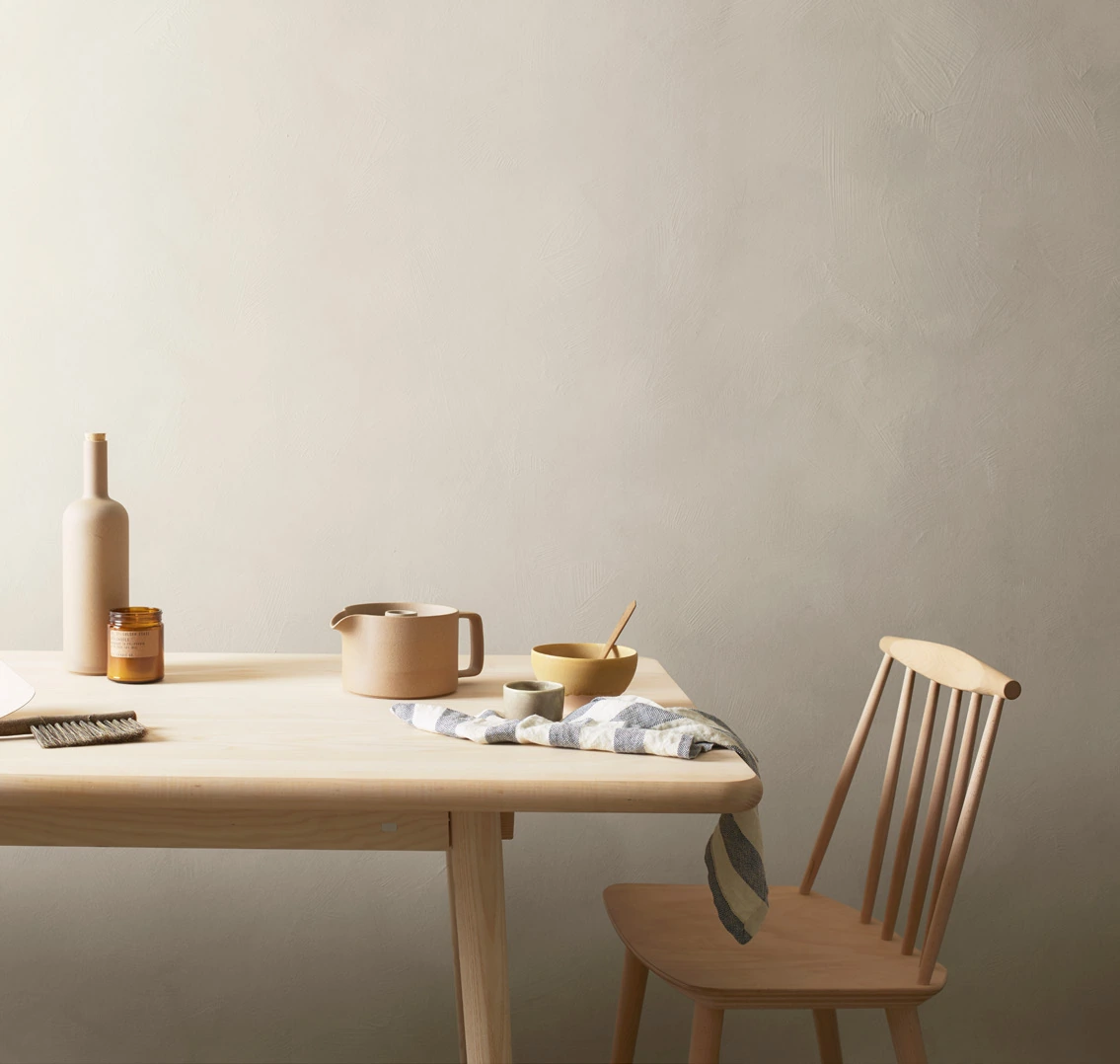 Góc bàn ăn với tường Washed Linen, bàn và ghế gỗ sáng