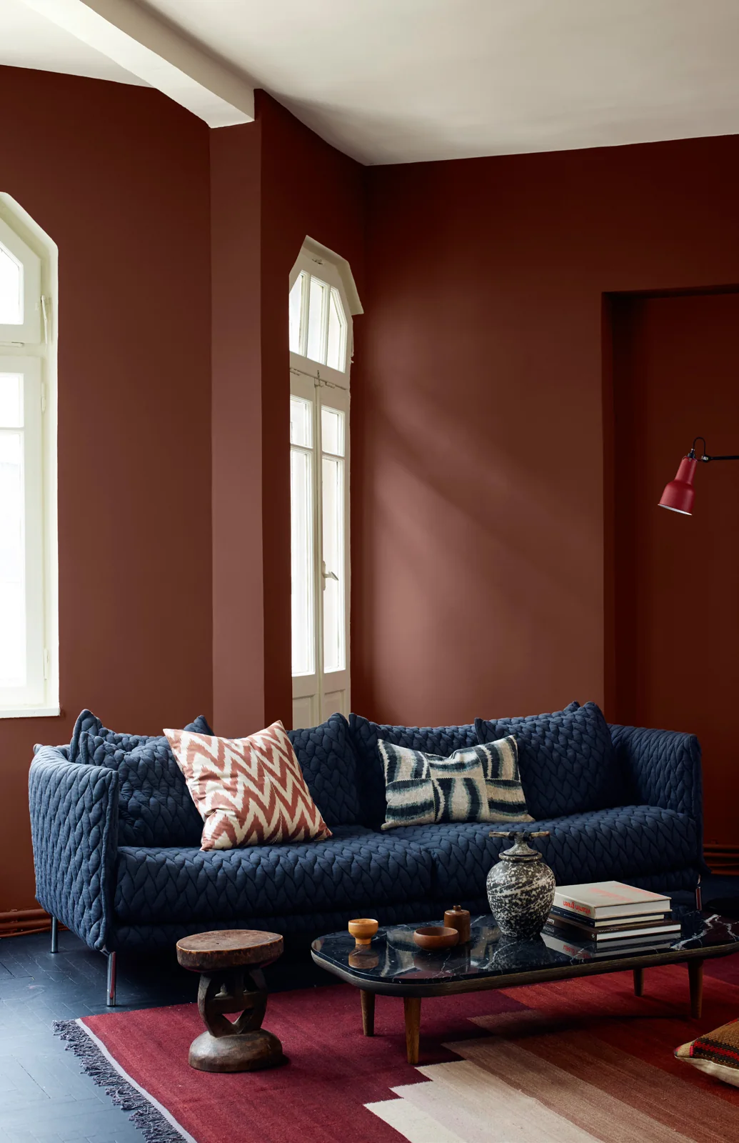 Phòng khách với tường Kilim và trần Soul