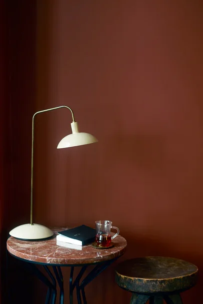 Góc bàn nhỏ với tường Kilim và đèn đứng