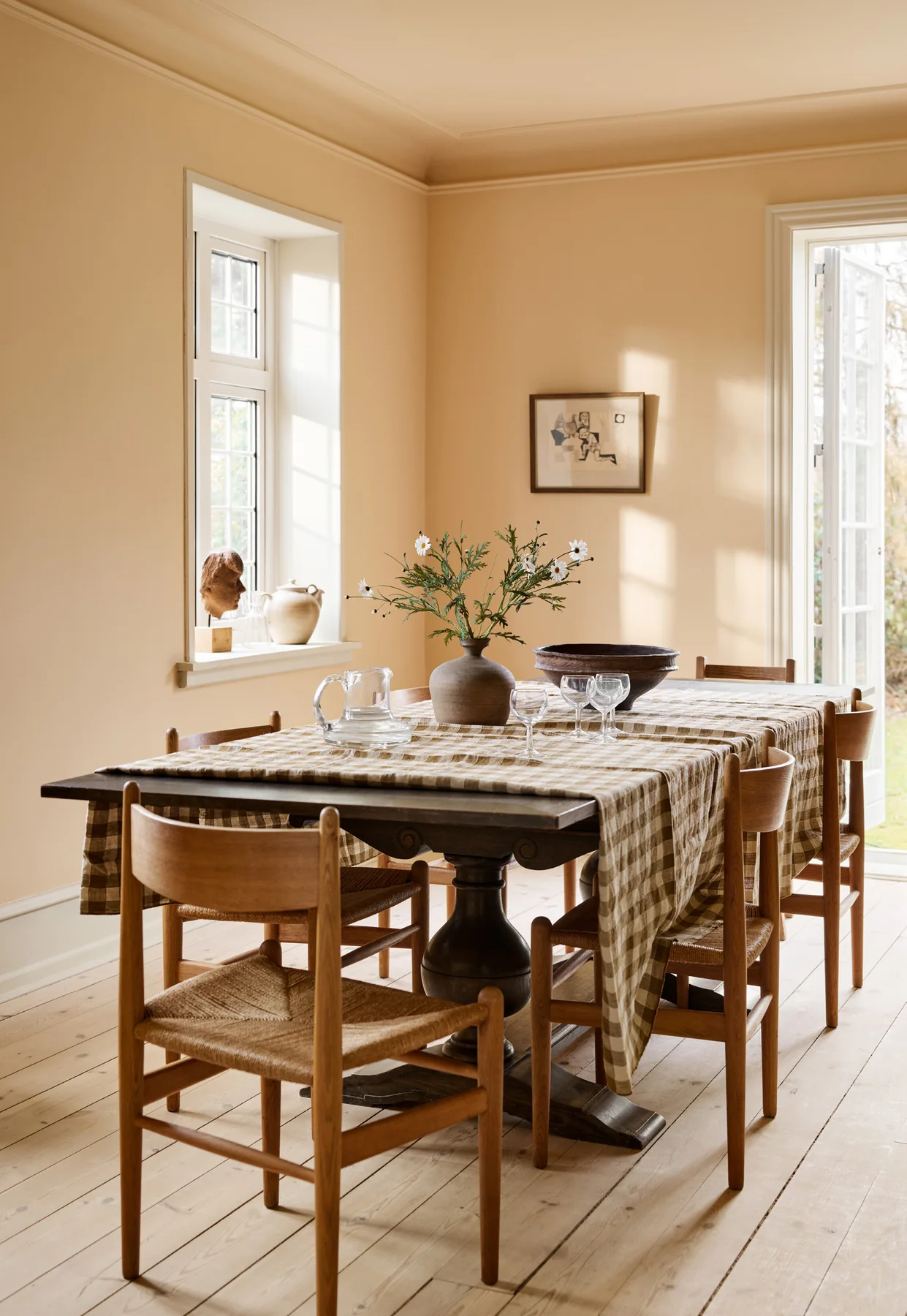 Phòng ăn sáng với tường vàng ochre nhẹ và đường viền kem