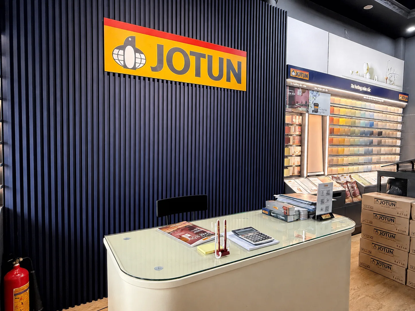 Quầy tư vấn và bảng màu tại showroom Jotun 89 Lâm Du